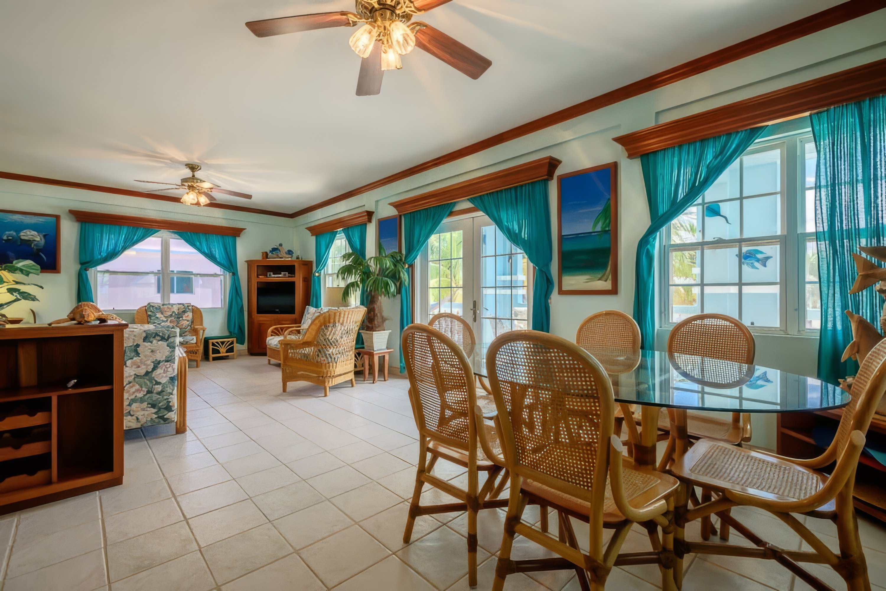 Cast-Away: Tropical Themed Three Bedroom Condo