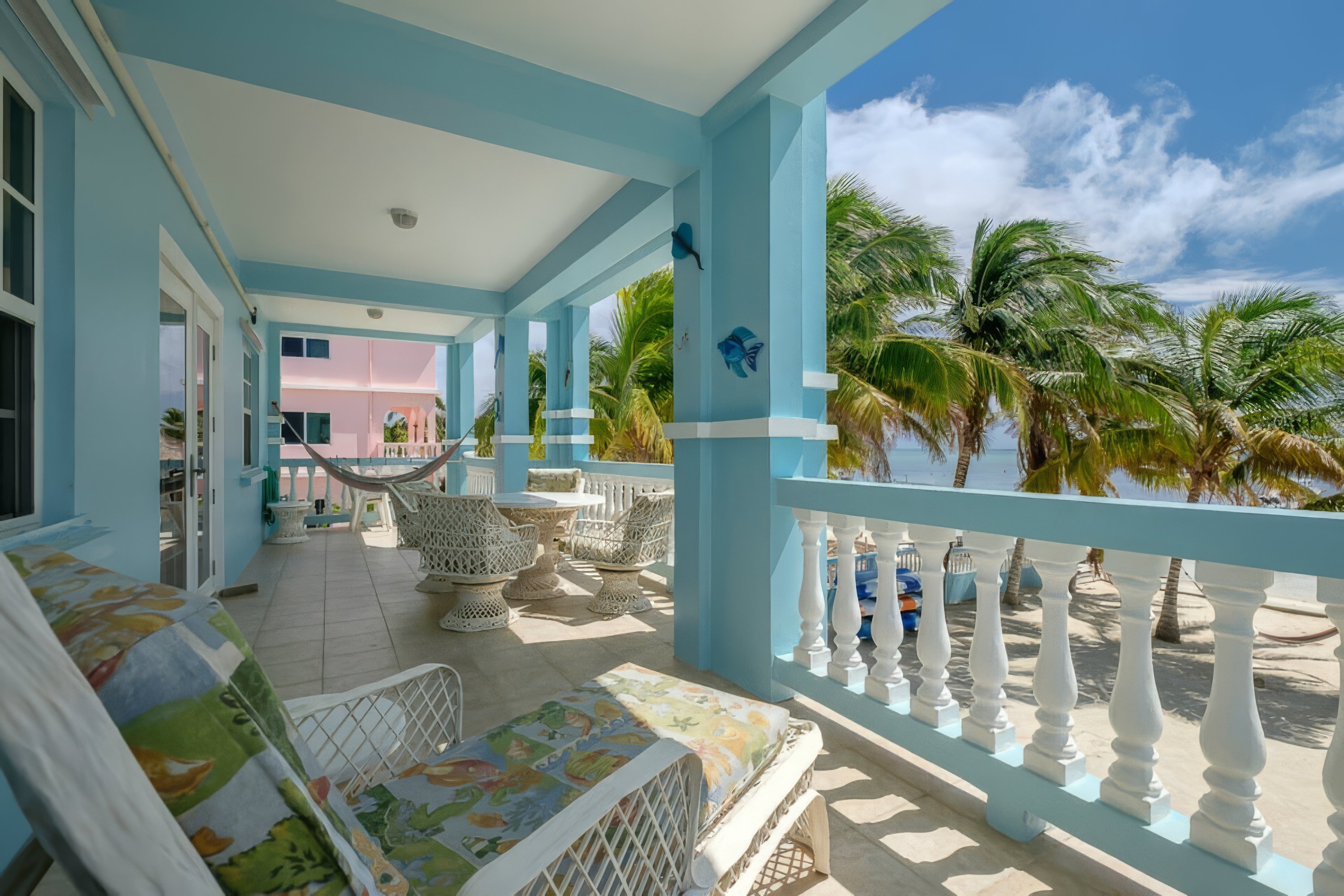 Cast-Away: Tropical Themed Three Bedroom Condo